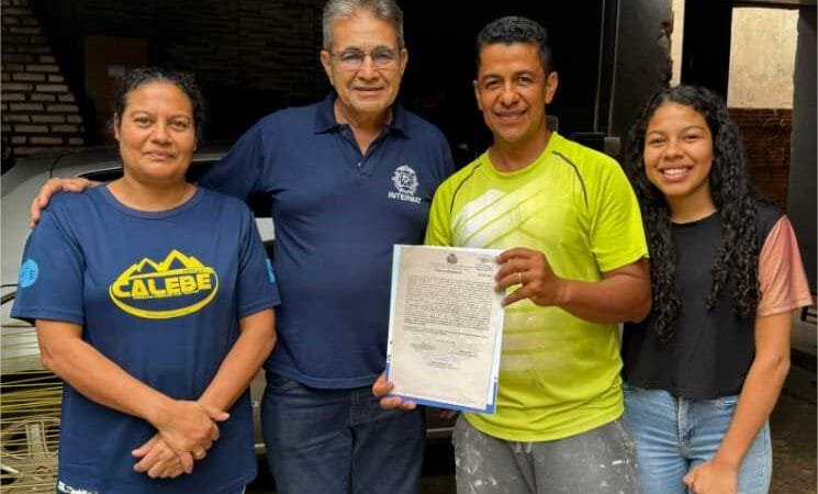 Idealizador de projeto social que constrói casas para famílias carentes recebe escritura do Governo de MT