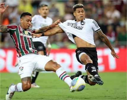 Felipe Melo falha bizarramente, e Botafogo derrota o Fluminense