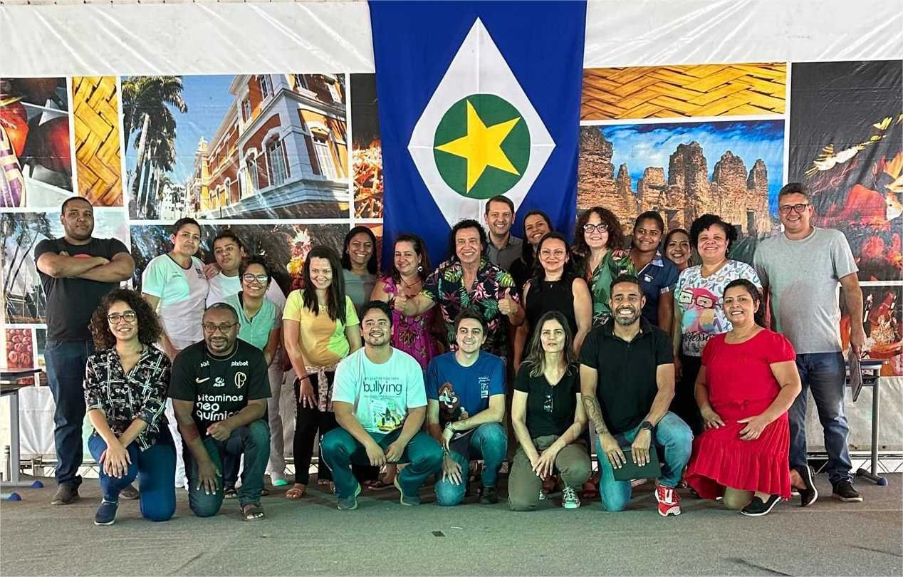 Edmilson Maciel conta a história de MT em espetáculo para mais uma escola pública