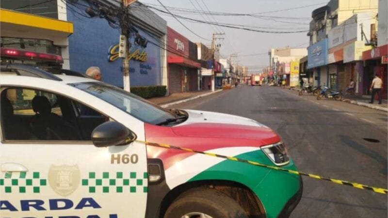 Fogo atinge loja de eletrodomésticos e interdita avenida de Várzea Grande; veja vídeo
