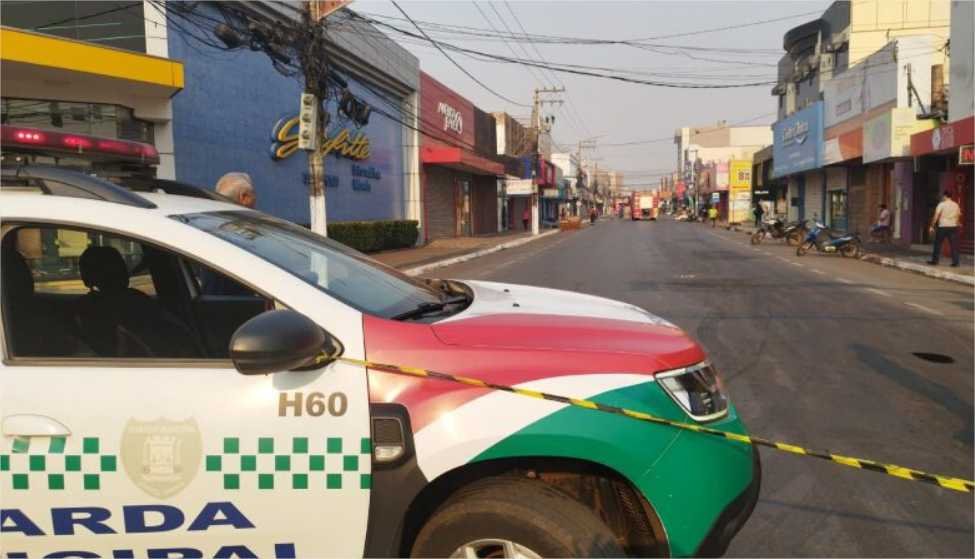 Fogo atinge loja de eletrodomésticos e interdita avenida de Várzea Grande; veja vídeo