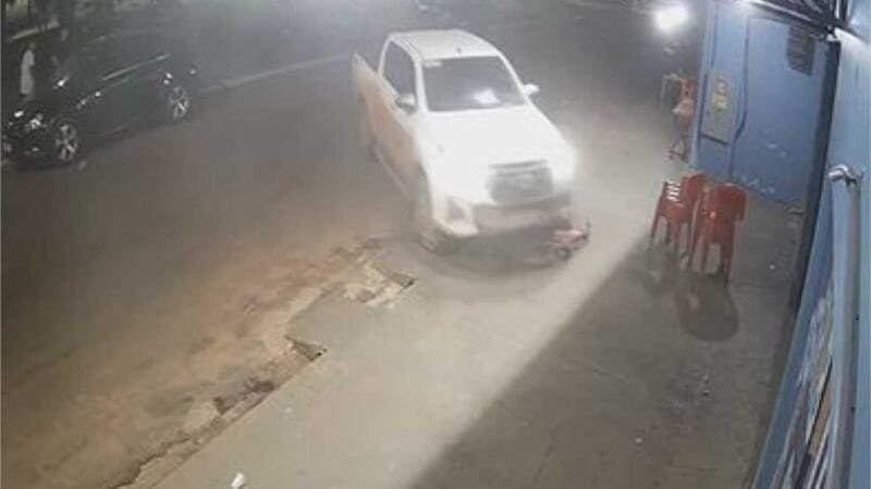 Vídeo mostra homem invadindo distribuidora com caminhonete após briga; veja