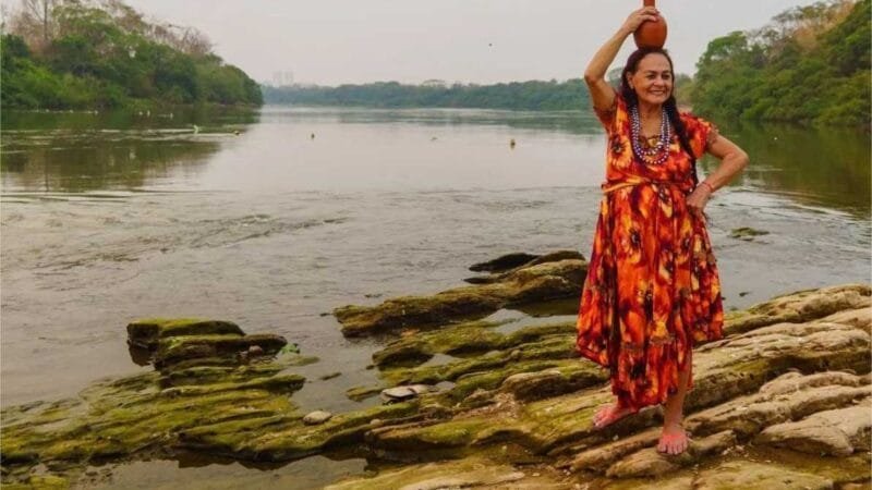 Espetáculo Bença Vó apresenta trajetória de Dona Domingas, fundadora do Flor Ribeirinha