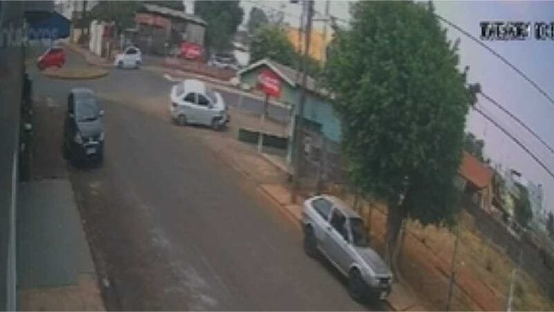 Motociclista morre ao ser atingido por condutor de carro desgovernado; veja vídeo