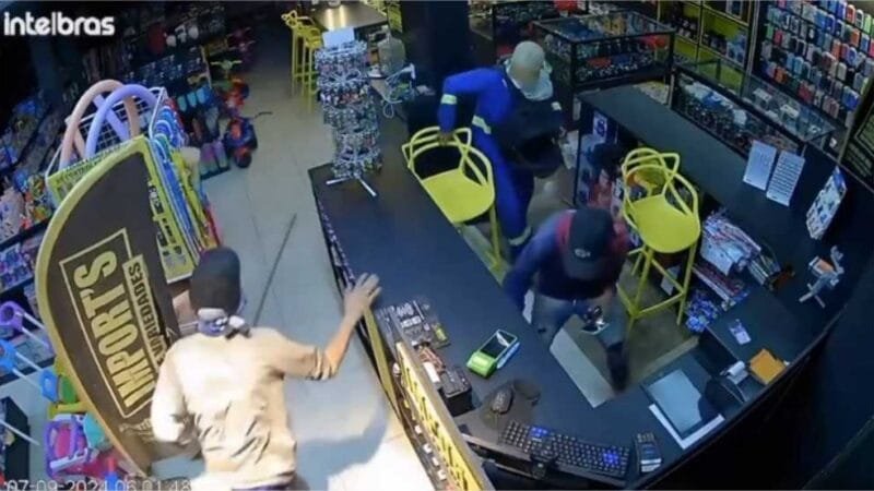 Vídeo mostra bandidos fazendo “limpa” em loja de importados
