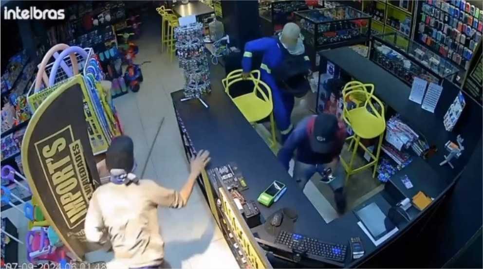 Vídeo mostra bandidos fazendo “limpa” em loja de importados