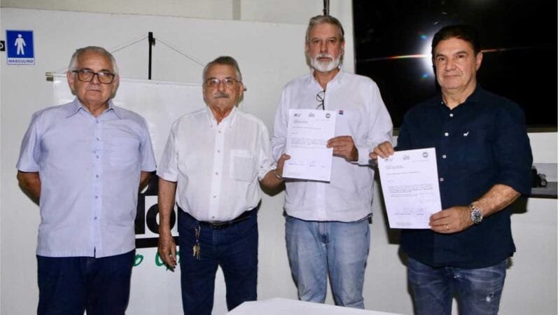Kennedy assina carta de compromisso pela valorização do setor agropecuário e participa de roda de conversa para montar no plano de ação na Prefeitura