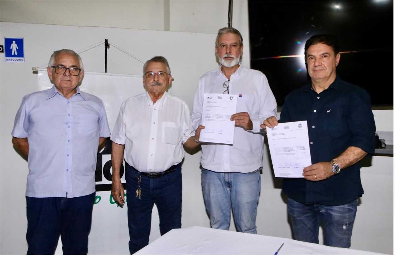 Kennedy assina carta de compromisso pela valorização do setor agropecuário e participa de roda de conversa para montar no plano de ação na Prefeitura