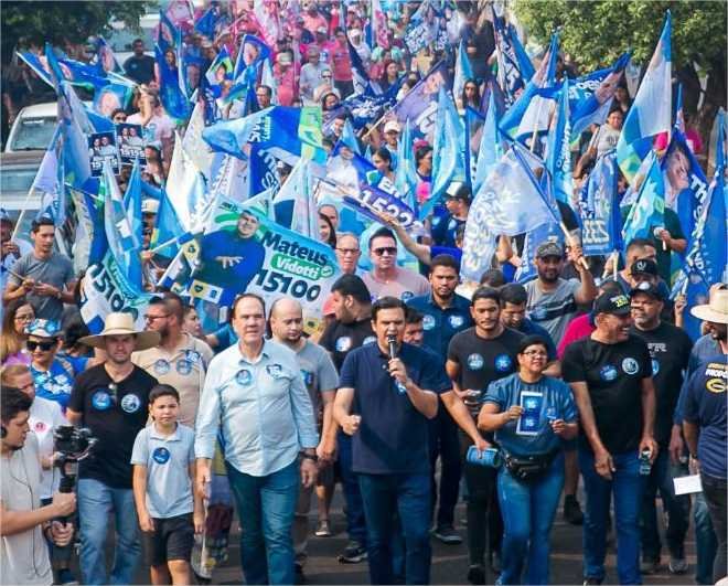 Thiago Silva realiza grande caminhada com apoio expressivo da população