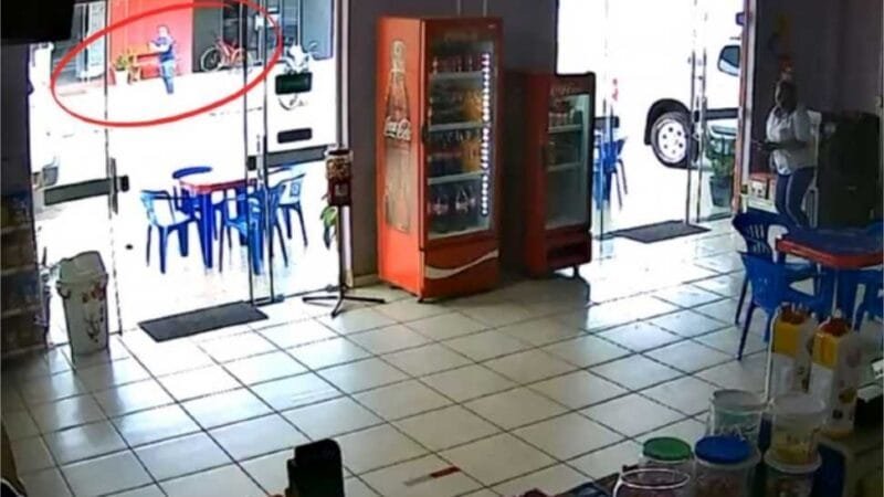 Vídeo mostra homem baleado durante troca de tiros em frente à padaria