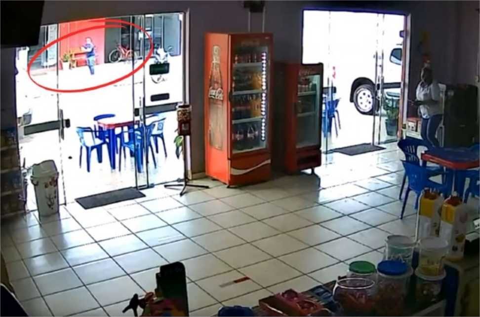 Vídeo mostra homem baleado durante troca de tiros em frente à padaria