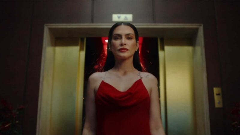 Cleo potencializa a sensualidade e sofisticação de Nativa SPA Cereja Rouge em campanha de lançamento do Boticário