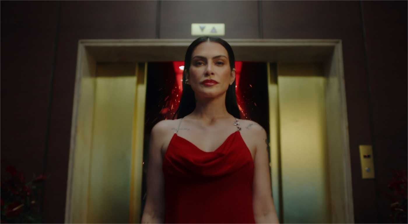 Cleo potencializa a sensualidade e sofisticação de Nativa SPA Cereja Rouge em campanha de lançamento do Boticário