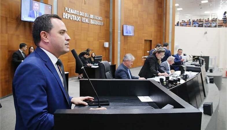 Diego Guimarães defende mudanças na compra de kit escolar para fortalecer comércio local