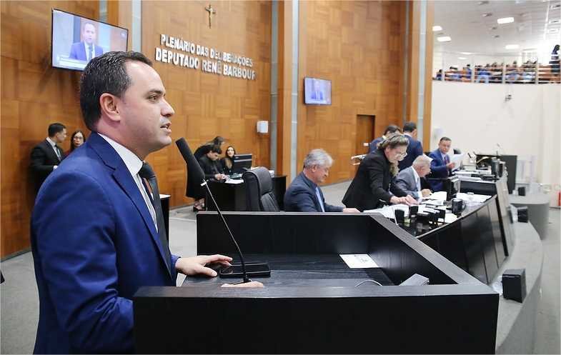 Diego Guimarães defende mudanças na compra de kit escolar para fortalecer comércio local