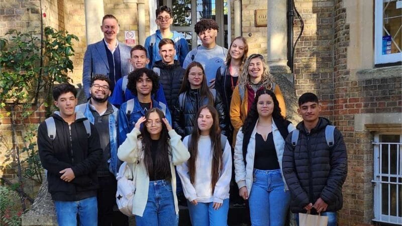 “Encontramos uma atmosfera de apoio e cuidado”, diz estudante da rede no primeiro dia de aula na Inglaterra