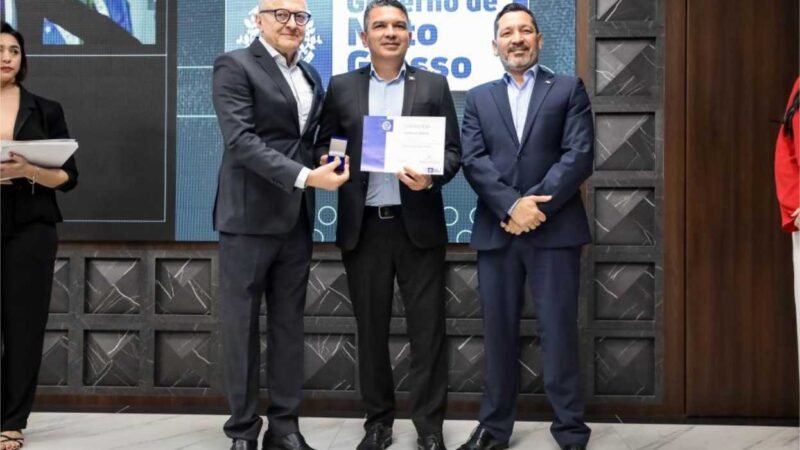 Governo de Mato Grosso condecora servidores com 25 anos de carreira no Poder Executivo Estadual