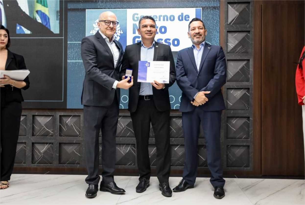 Governo de Mato Grosso condecora servidores com 25 anos de carreira no Poder Executivo Estadual