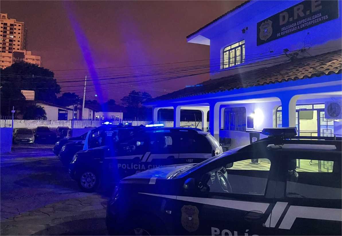 Operação da Polícia Civil mira esquema de tráfico de drogas ocultadas em meio de encomendas lícitas