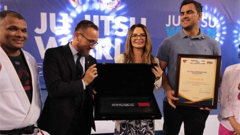 Na Grécia, primeira-dama de MT recebe faixa preta de Jiu-Jitsu e título de embaixadora mundial do esporte