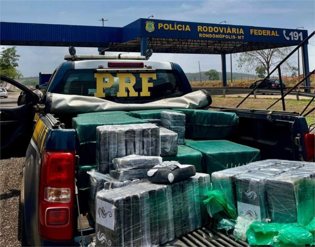 Caminhoneiro é preso com 500 kg de cocaína em carga de milho na BR-364