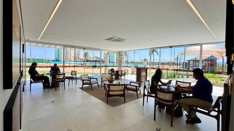 Estandes tecnológicos e visita à praia artificial são trunfos de incorporadoras em busca de clientes