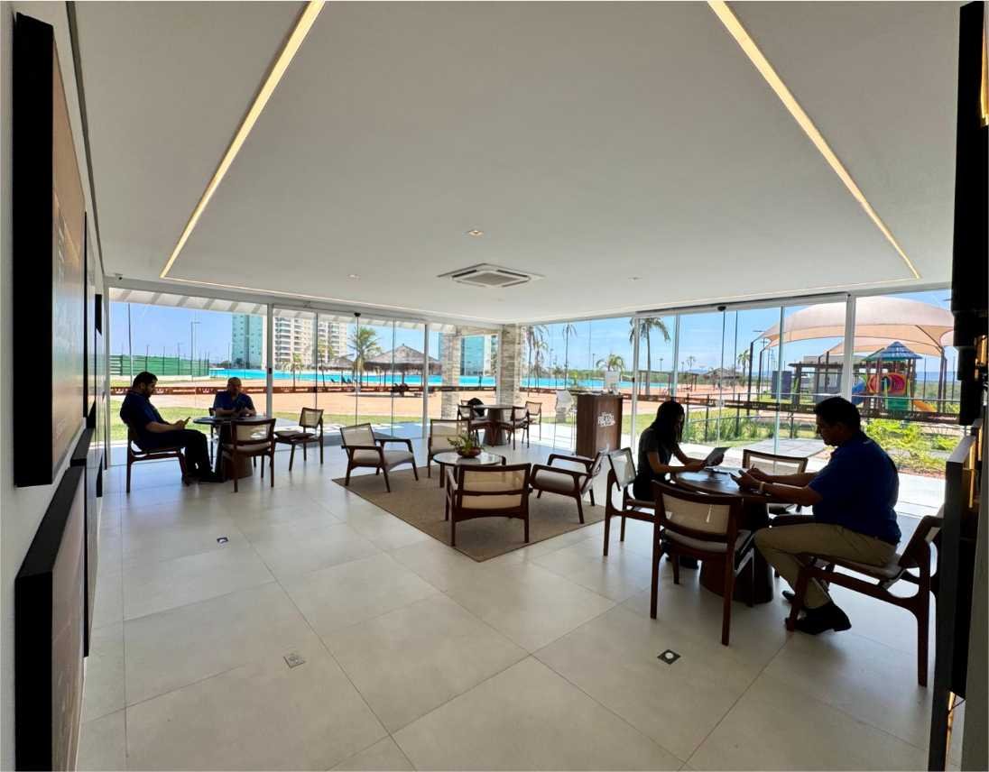 Estandes tecnológicos e visita à praia artificial são trunfos de incorporadoras em busca de clientes