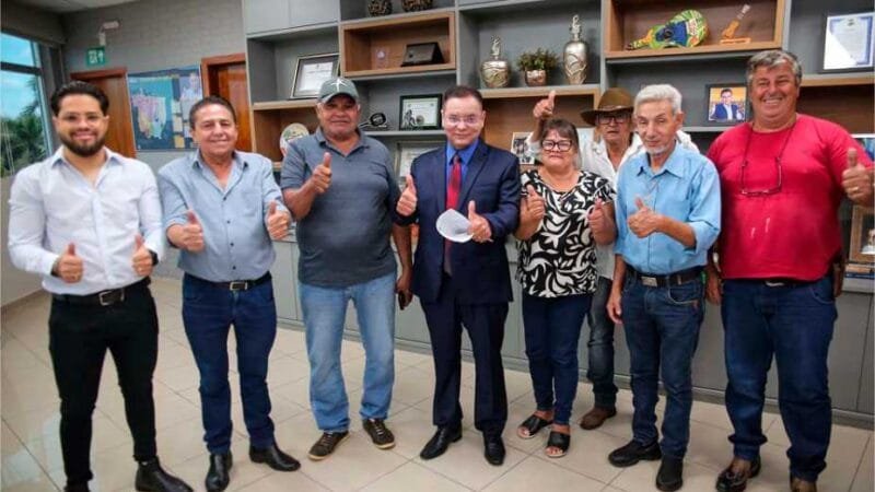 Botelho comemora decisão do STJ com representantes da comunidade Serrana