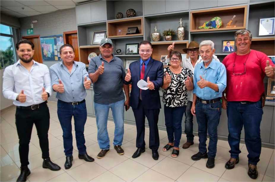 Botelho comemora decisão do STJ com representantes da comunidade Serrana