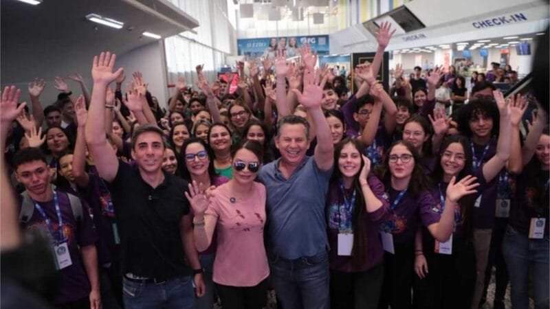 Embaixadora do programa MT no Mundo, primeira-dama acompanha embarque de alunos para Inglaterra