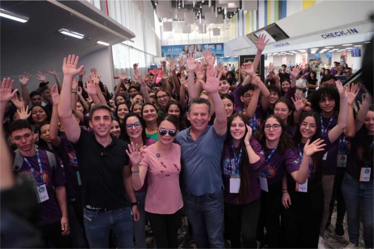 Embaixadora do programa MT no Mundo, primeira-dama acompanha embarque de alunos para Inglaterra