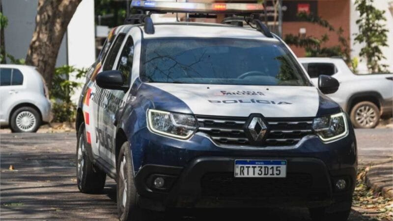 Homem é morto no sofá de casa; amigo escapa pelo telhado