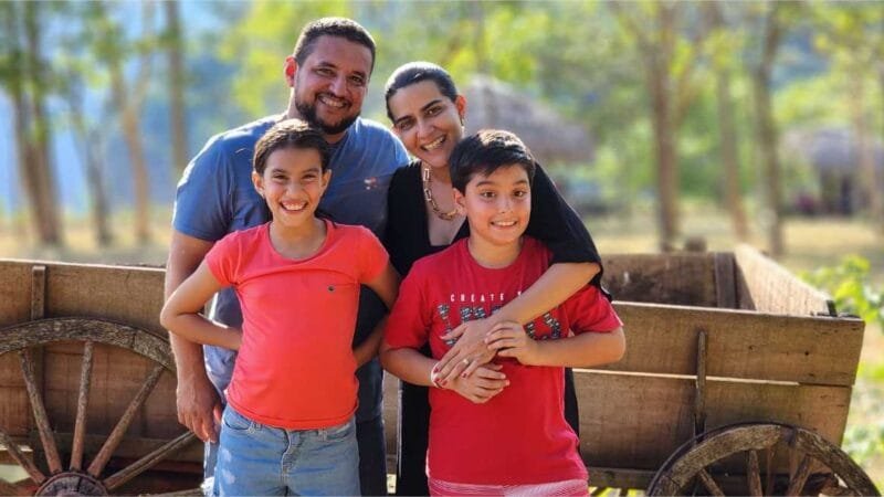 Pais inovam e criam programa escolar para treinar habilidades em crianças atípicas e torná-las independentes