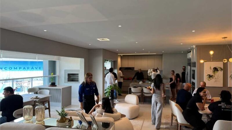 Clientes visitam apartamento decorado com vista para a praia em Cuiabá