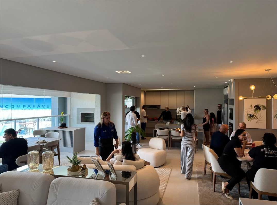 Clientes visitam apartamento decorado com vista para a praia em Cuiabá