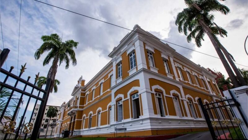 Biblioteca Estadual Estevão de Mendonça está fechada ao público para restauração do Palácio da Instrução