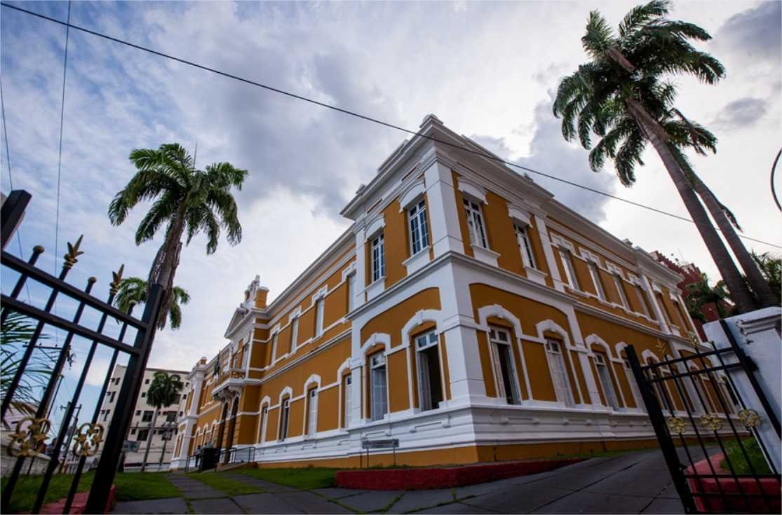 Biblioteca Estadual Estevão de Mendonça está fechada ao público para restauração do Palácio da Instrução
