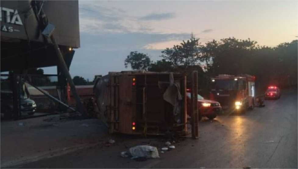 Motorista de caminhão de lixo perde controle, invade loja e tomba em VG; veja vídeo
