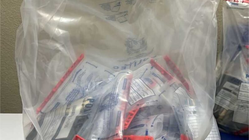 Operação integrada na PCE apreende 43 celulares, 50 porções de drogas e mais de 70 chips