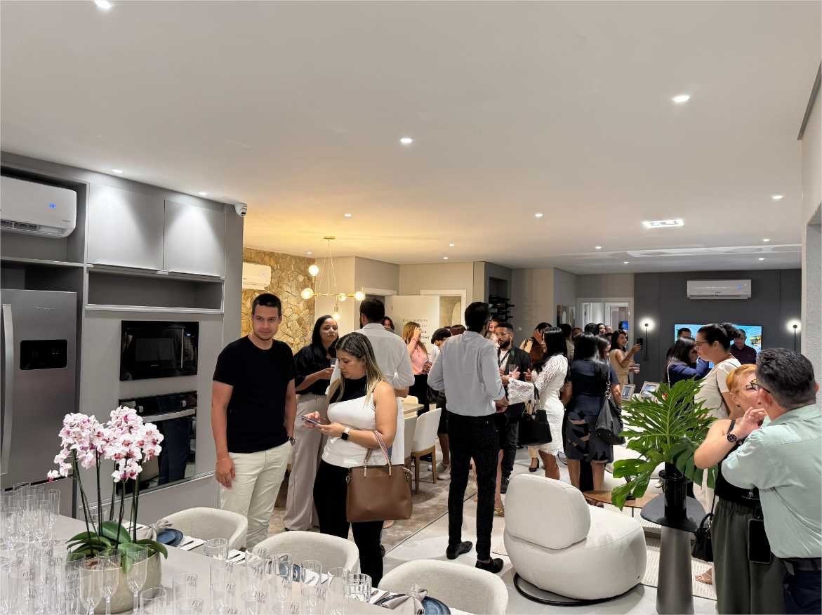 Corretores prestigiam coquetel de inauguração de apartamento decorado em condomínio com praia privativa