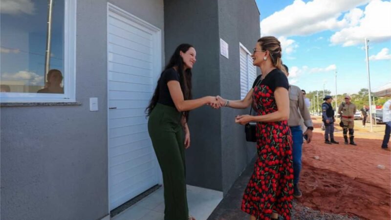 Primeira-dama de MT entrega chaves de imóveis para 100 famílias em Nova Canaã do Norte neste sábado (30)