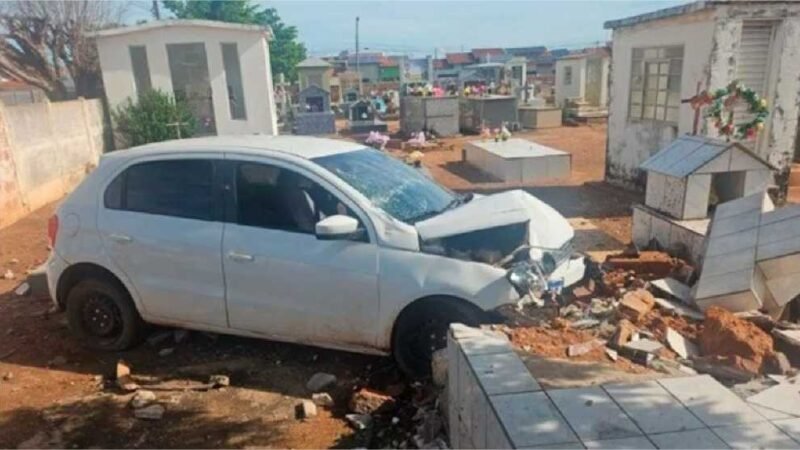 Motorista perde controle, invade cemitério e destrói túmulo; veja vídeo