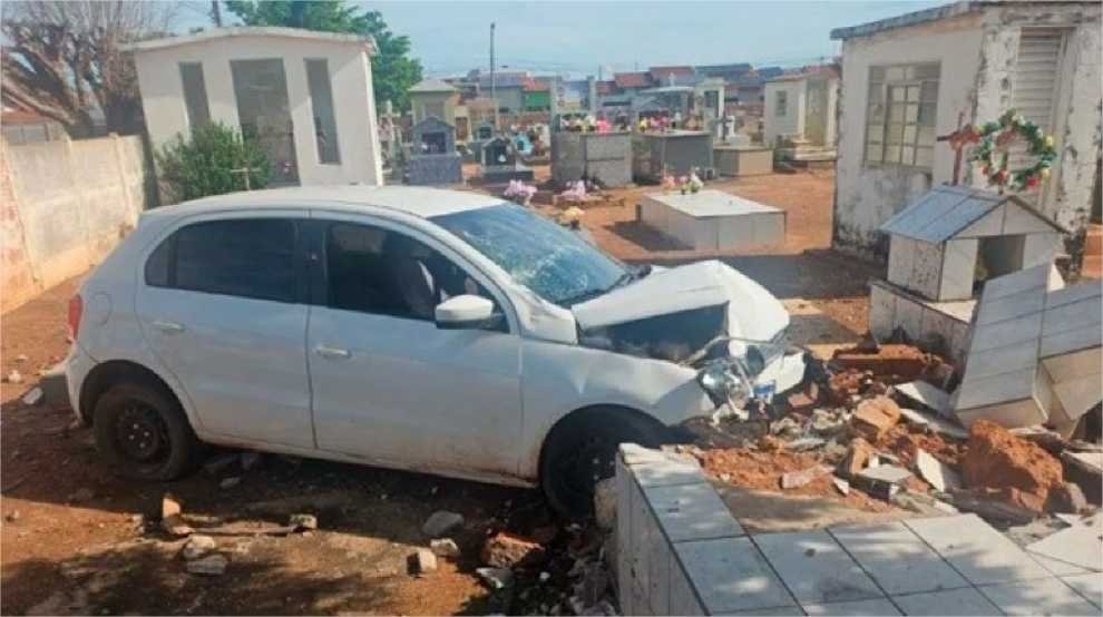 Motorista perde controle, invade cemitério e destrói túmulo; veja vídeo