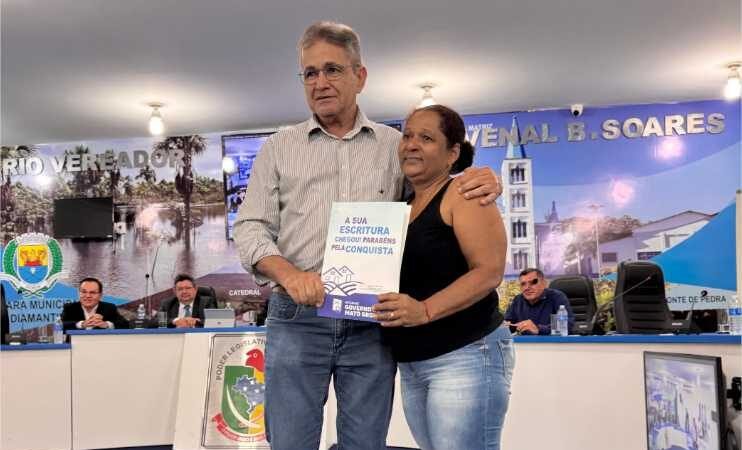 “Um presente de aniversário que eu ganhei”, aponta moradora contemplada com título definitivo do Intermat