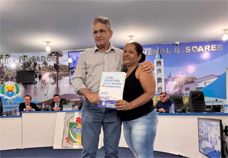 “Um presente de aniversário que eu ganhei”, aponta moradora contemplada com título definitivo do Intermat