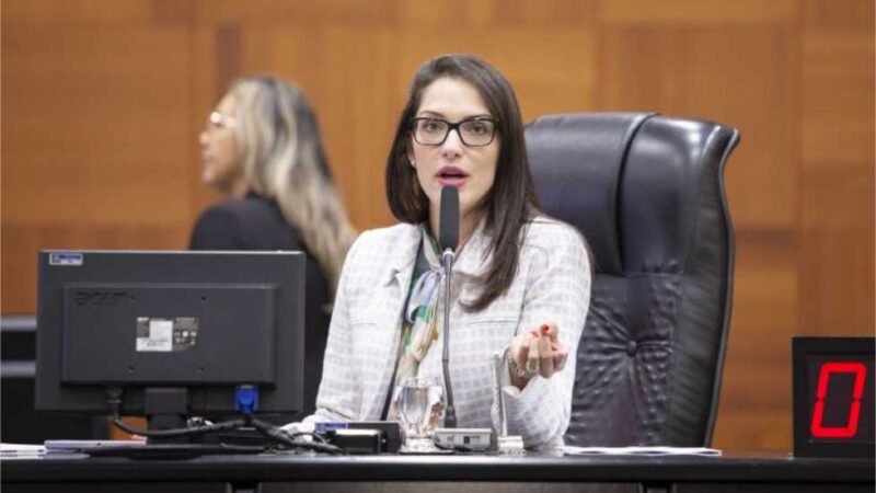 Janaina Riva protocola emenda para garantir que alunos autistas acessem celulares