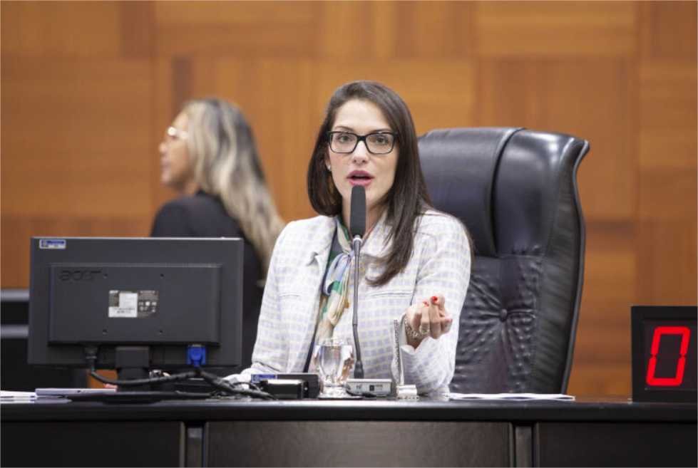 Janaina Riva protocola emenda para garantir que alunos autistas acessem celulares