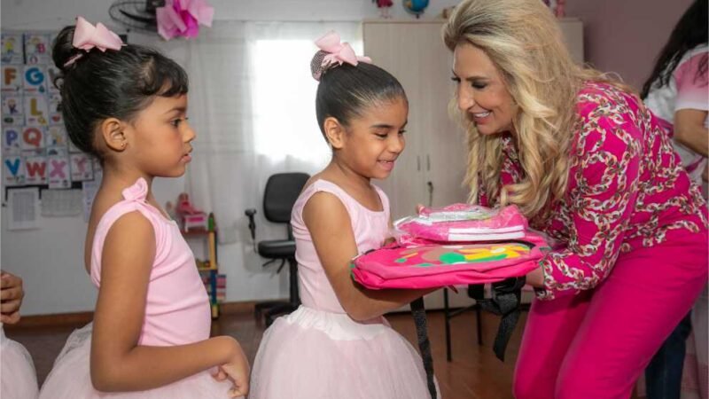 Prefeitura de Cuiabá entrega kits de uniforme para mais de mil Simininas; Márcia Pinheiro destaca compromisso educacional e psicológico com as participantes