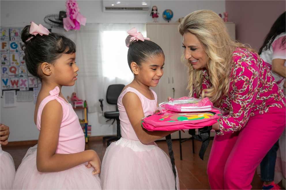 Prefeitura de Cuiabá entrega kits de uniforme para mais de mil Simininas; Márcia Pinheiro destaca compromisso educacional e psicológico com as participantes
