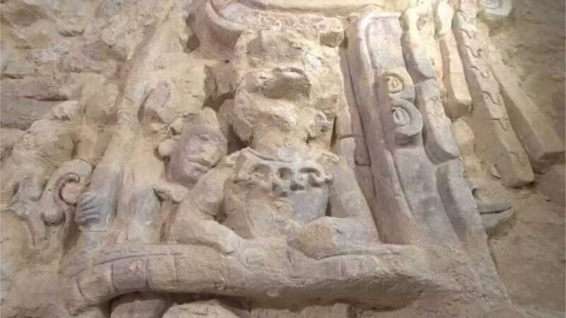 Murais de dinastia perdida são descobertos perto de quadra esportiva maia